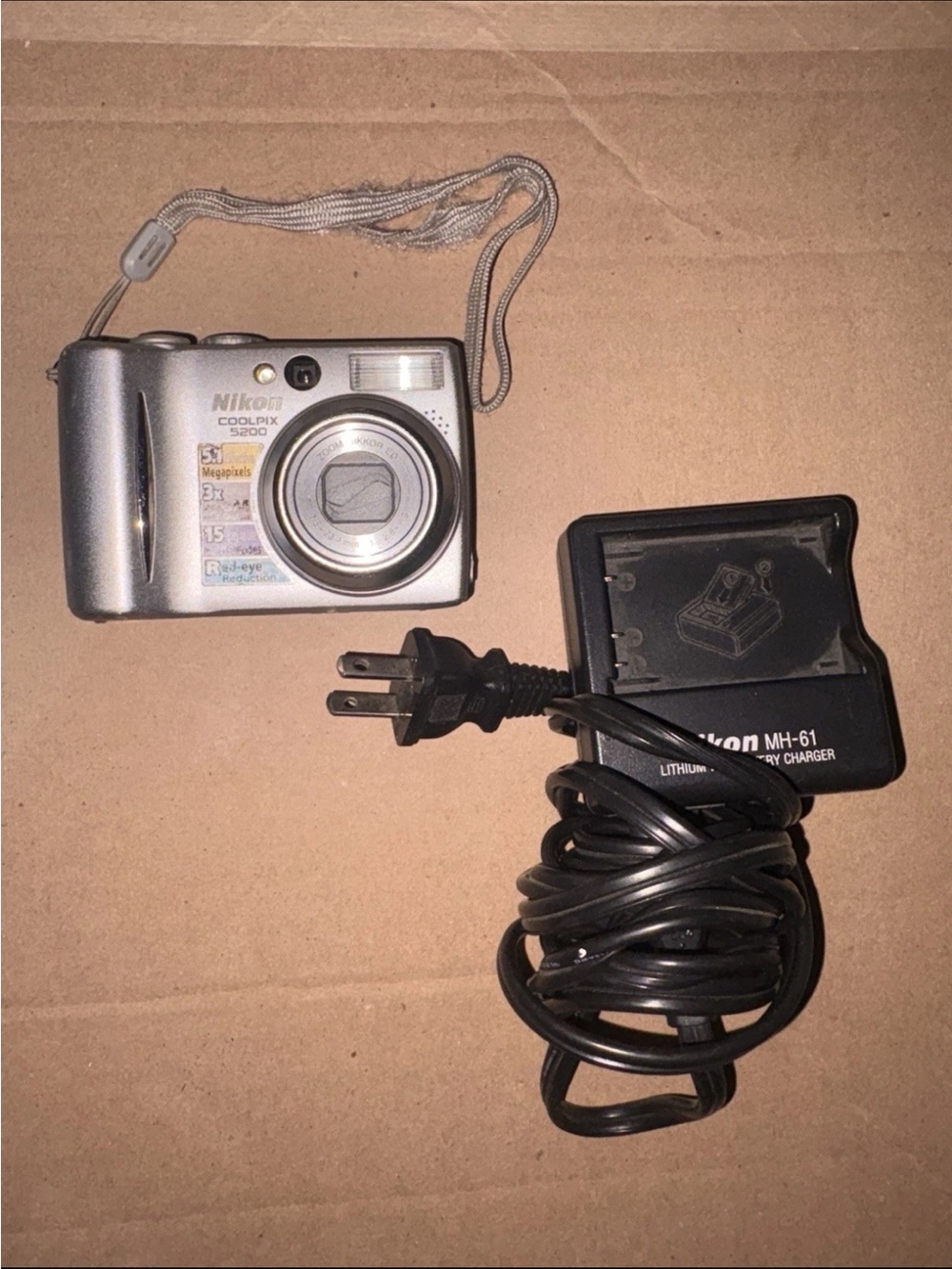 Nikon COOLPIX 5200 5.1MP Digital Camera - Silver - Tested